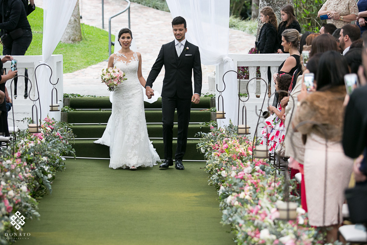 Noiva entra com seu irmão.