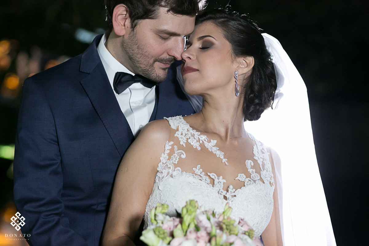 Noiva e noivo namoram na entrada da fazenda 7 lagoas.