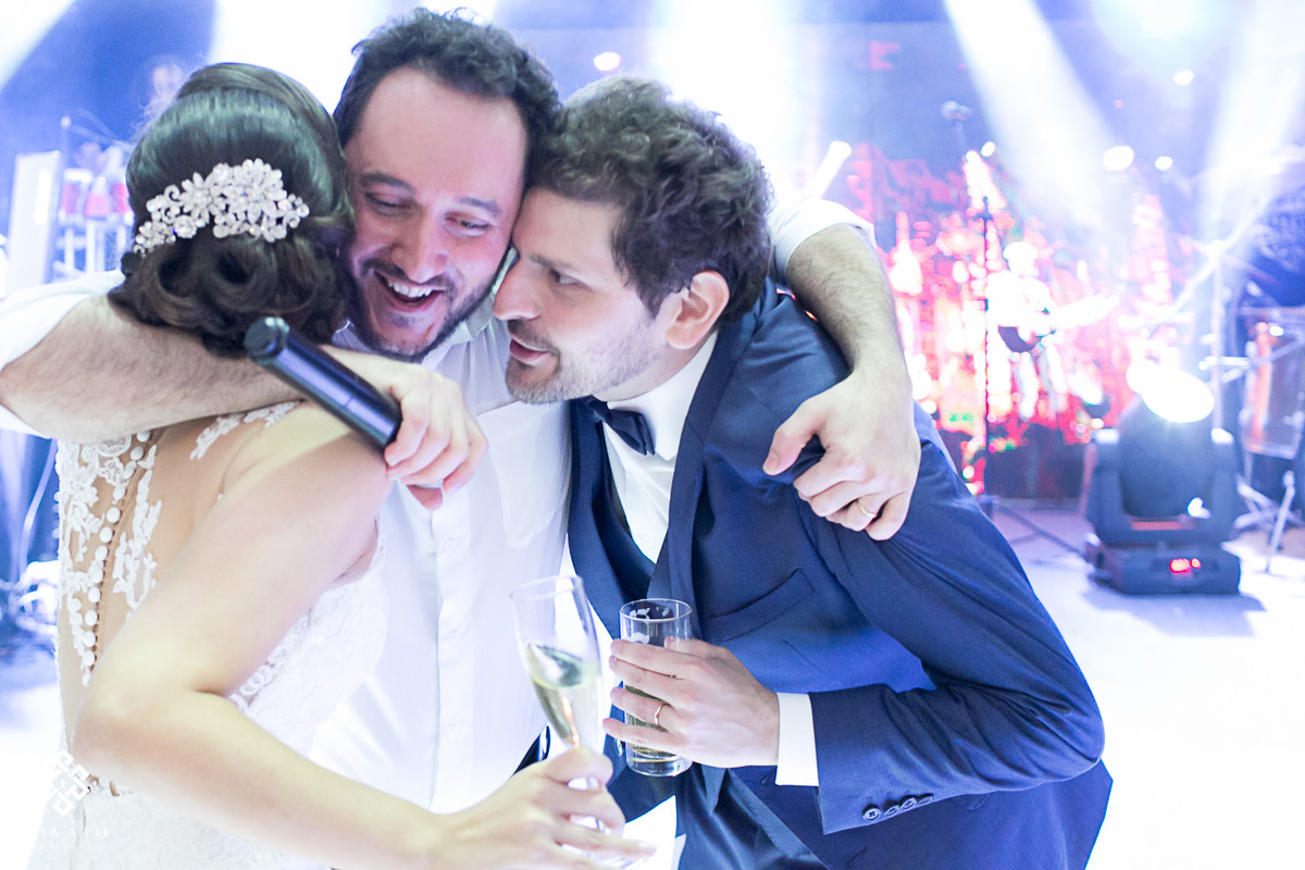 noivos abraçam o vocalista da banda kubalibre.