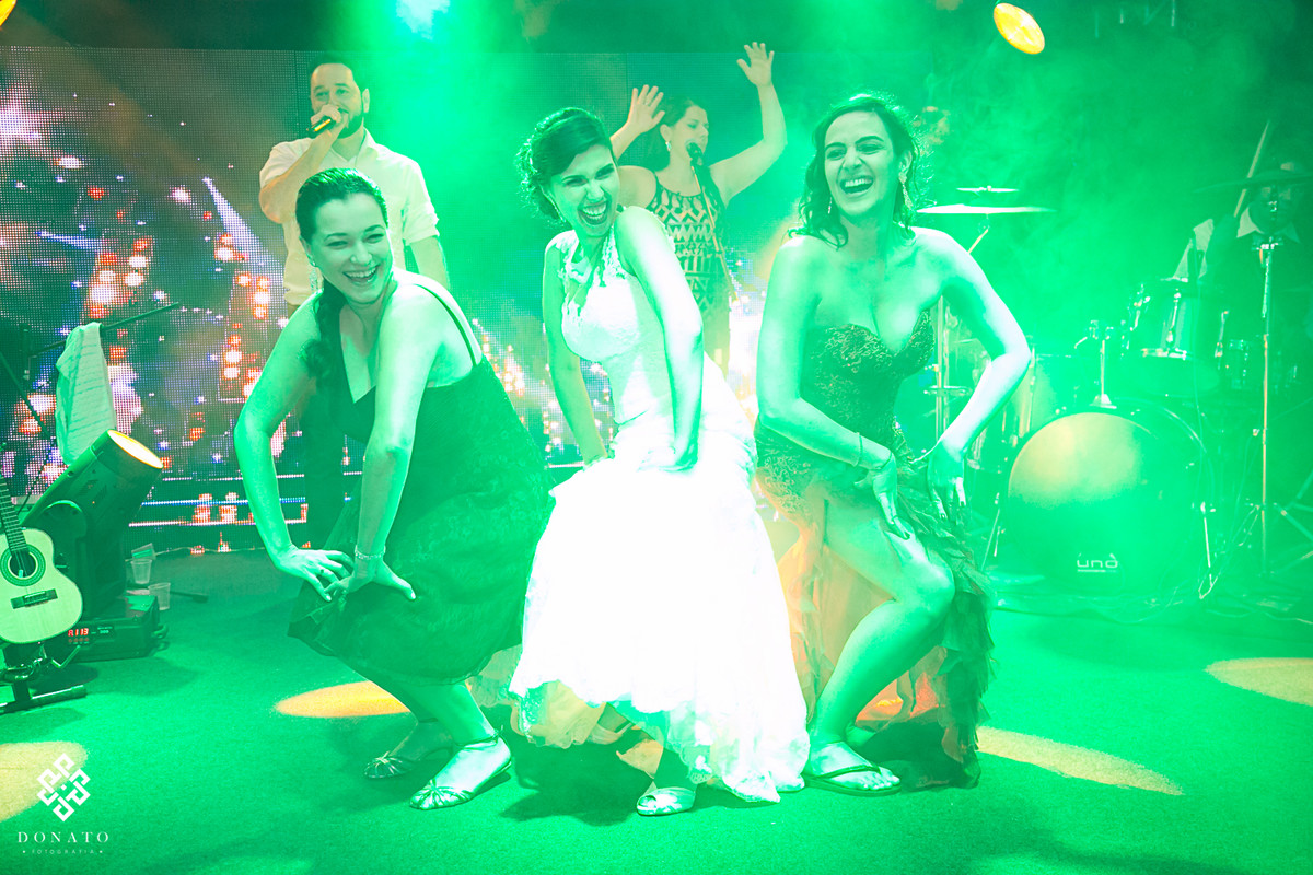 noiva e madrinhas dançam no palco da banda kubalibre.