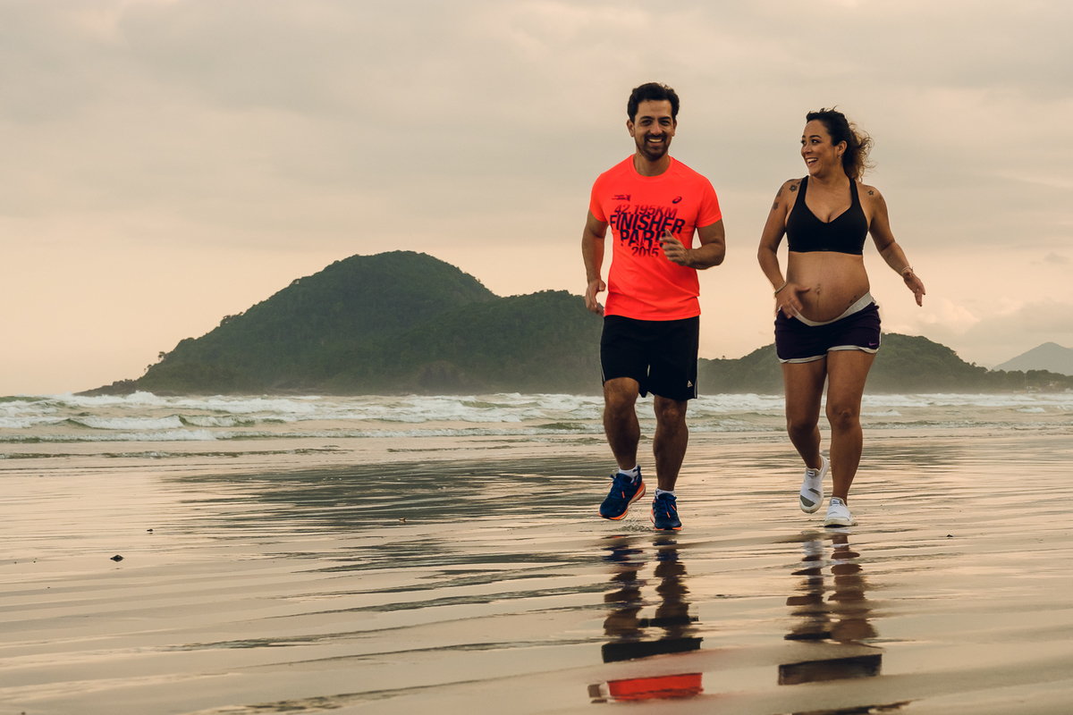 Gestante correndo na praia