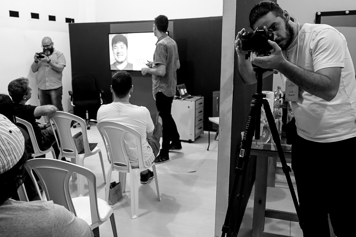 Leandro donato apresenta os outros palestrantes enquanto o Luck Filmes faz a imagemagens do video.