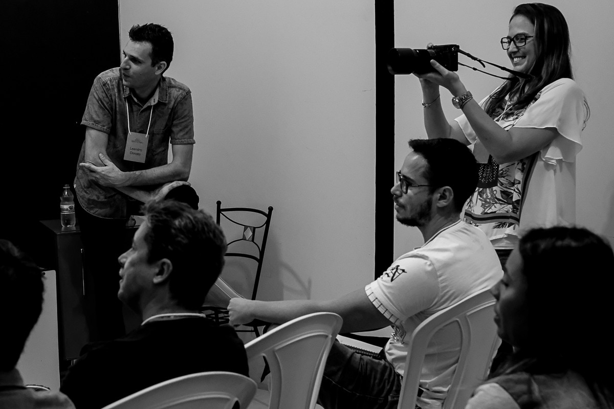 Tatiane Braga fotografa a apresentação e os alunos.