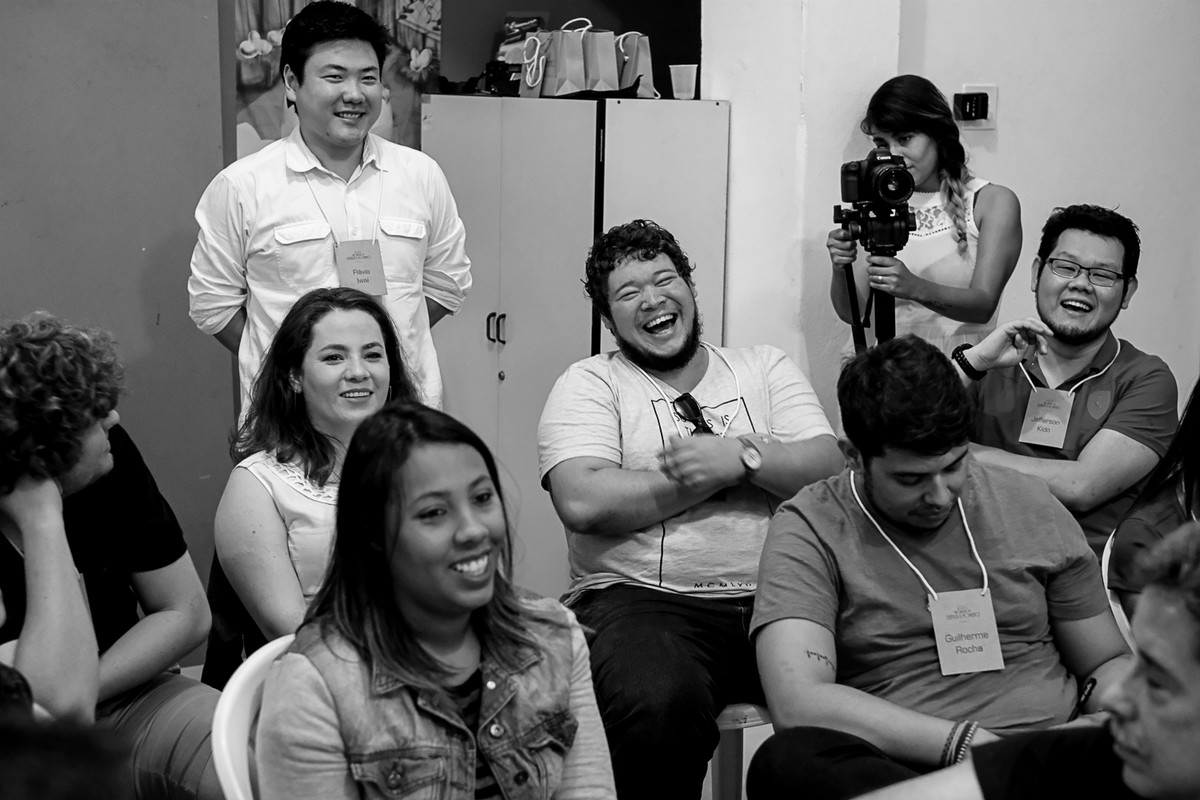 Alunos se divertem com a palestra do fotografo Leandro Donato do curso de fotografia de casamento.