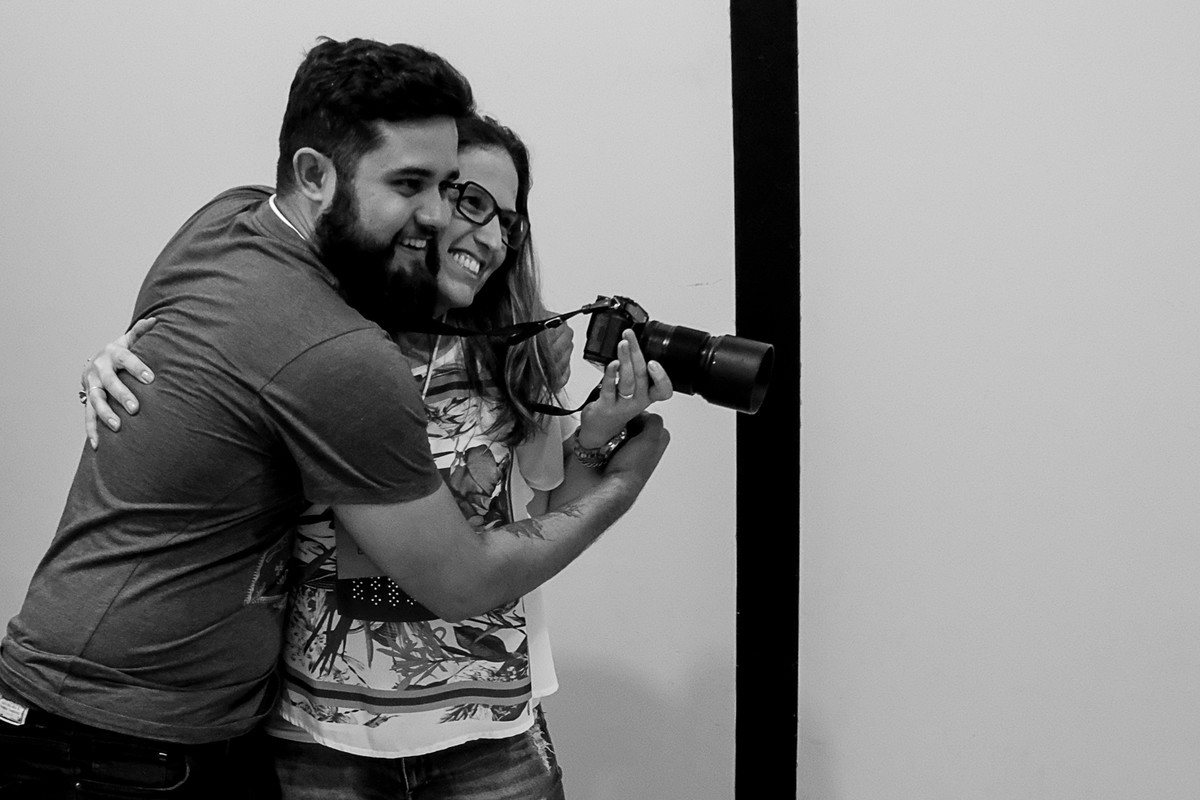 Guilherme Lion abraça Tatiane Braga na dinâmica do abraço.