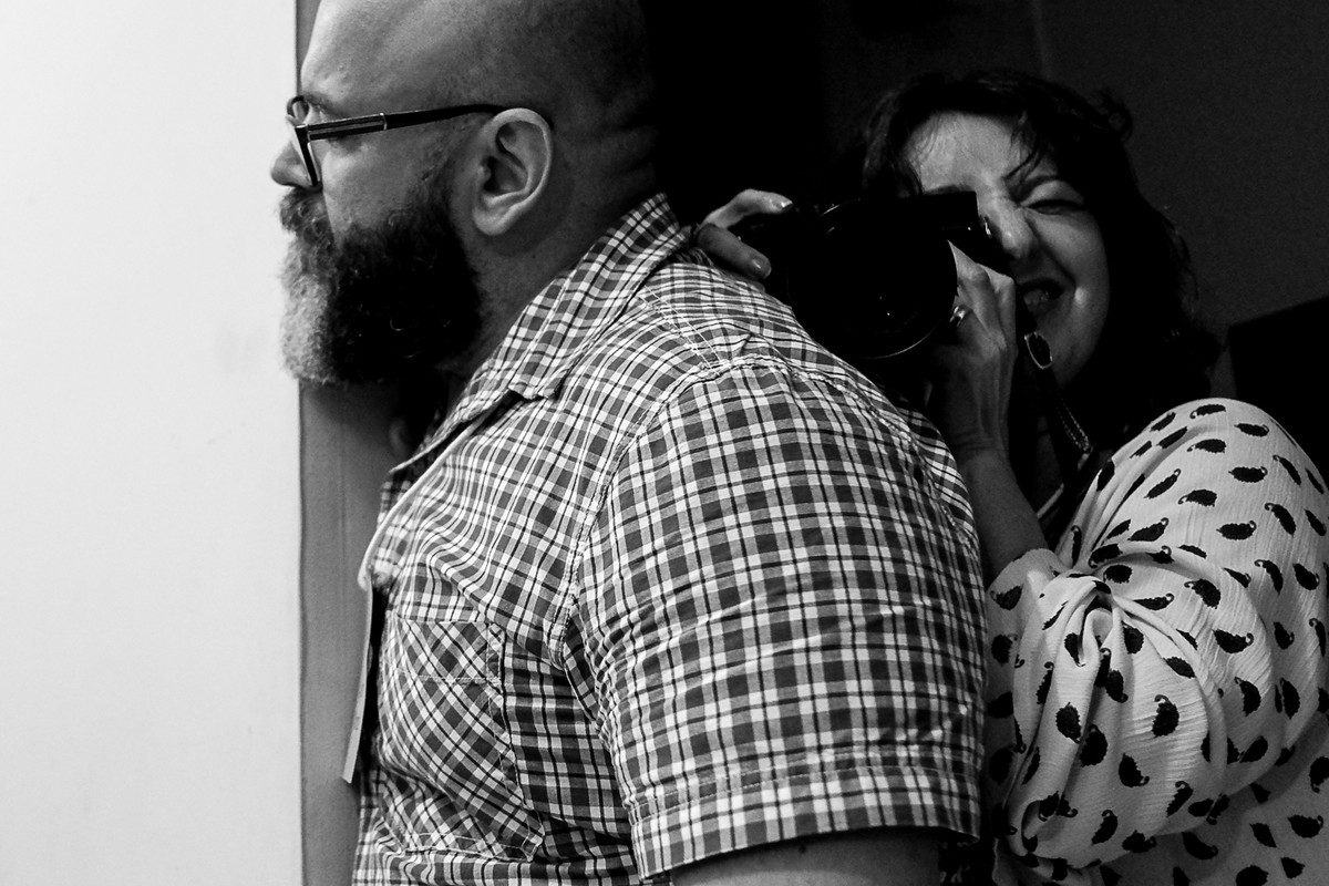 Andre assiste a apresentação do Donato e a Vera Martins fotografa, imagem divertida.