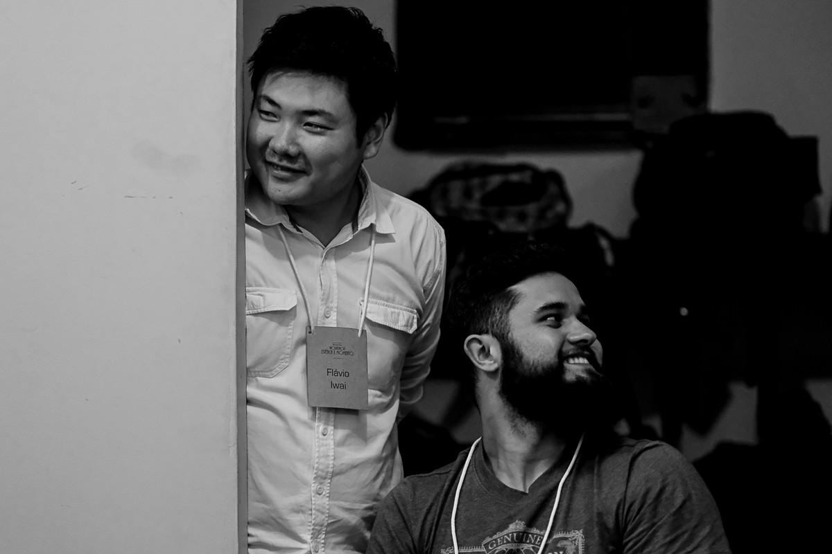 Os palestrantes Flavio Iwai e Guilherme Lion, assistem a apresentação do Leandro Donato.