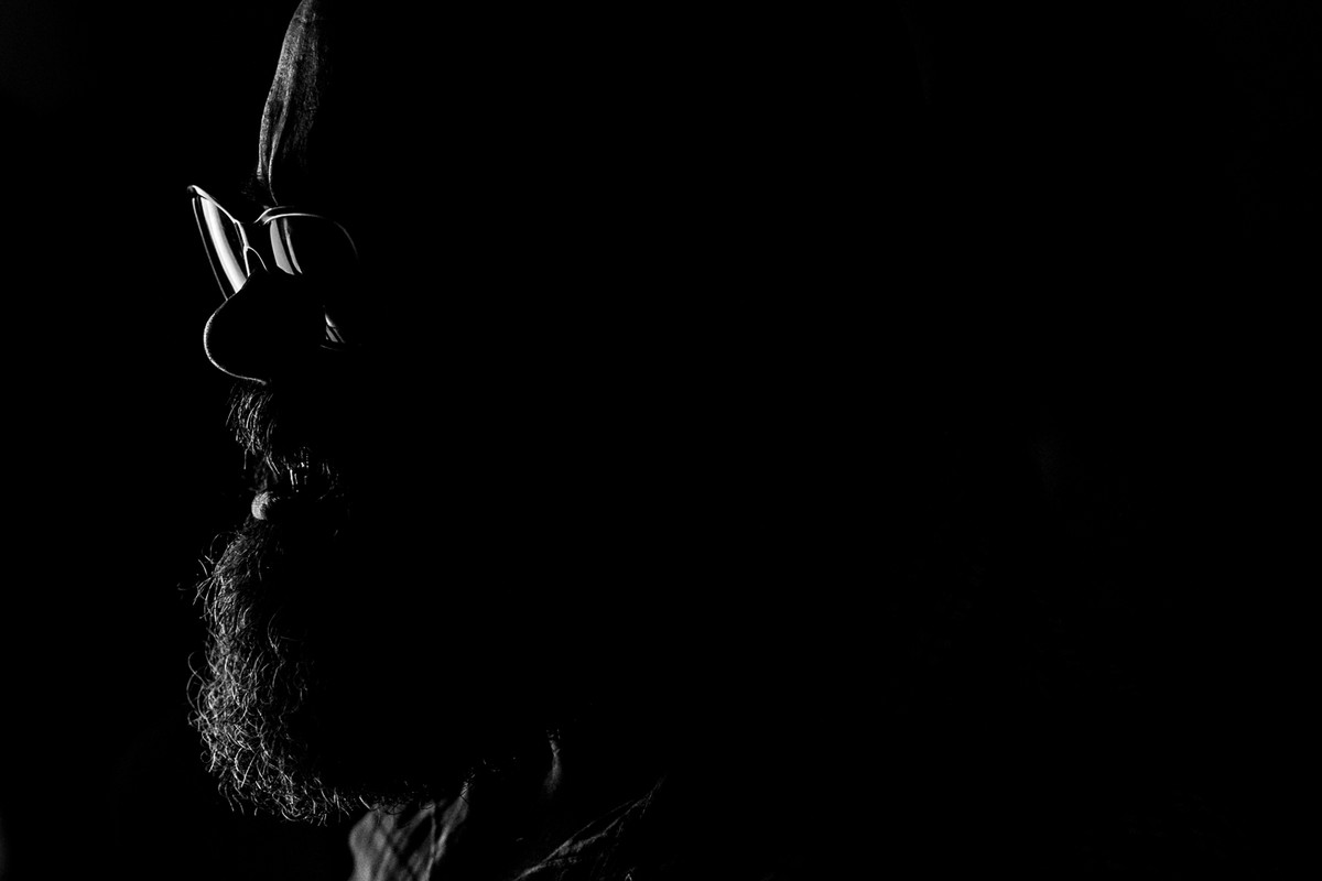 Retrato feito pelo Leandro Donato com uma luz marcada e forte.