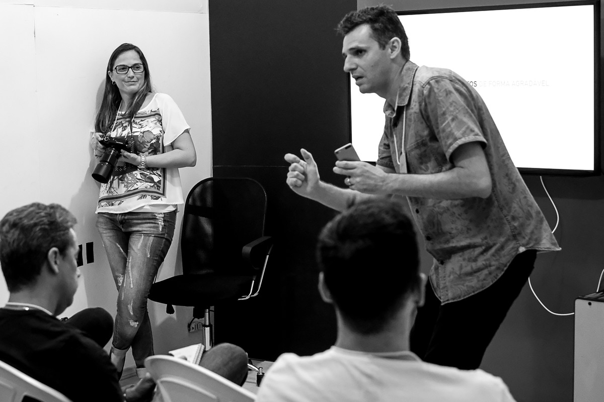 Leandro Donato da dicas e mostra fazendo uma pose, como se deve se portar perante algumas situações no casamento.