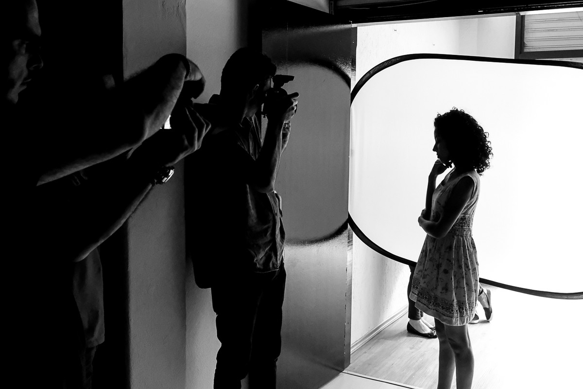 Donato fotografa usando uma técnica do contra luz.