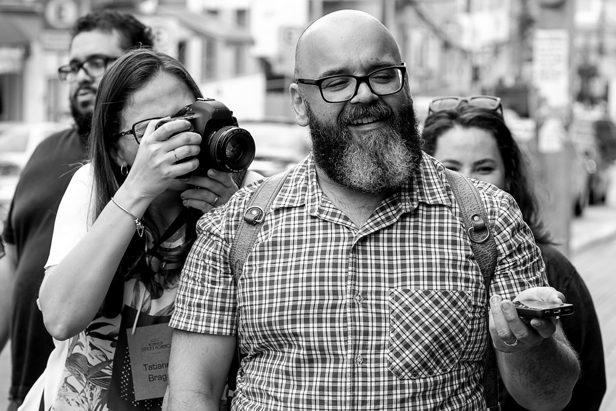 Tati Braga, faz fotos do Making do ensaio externo.