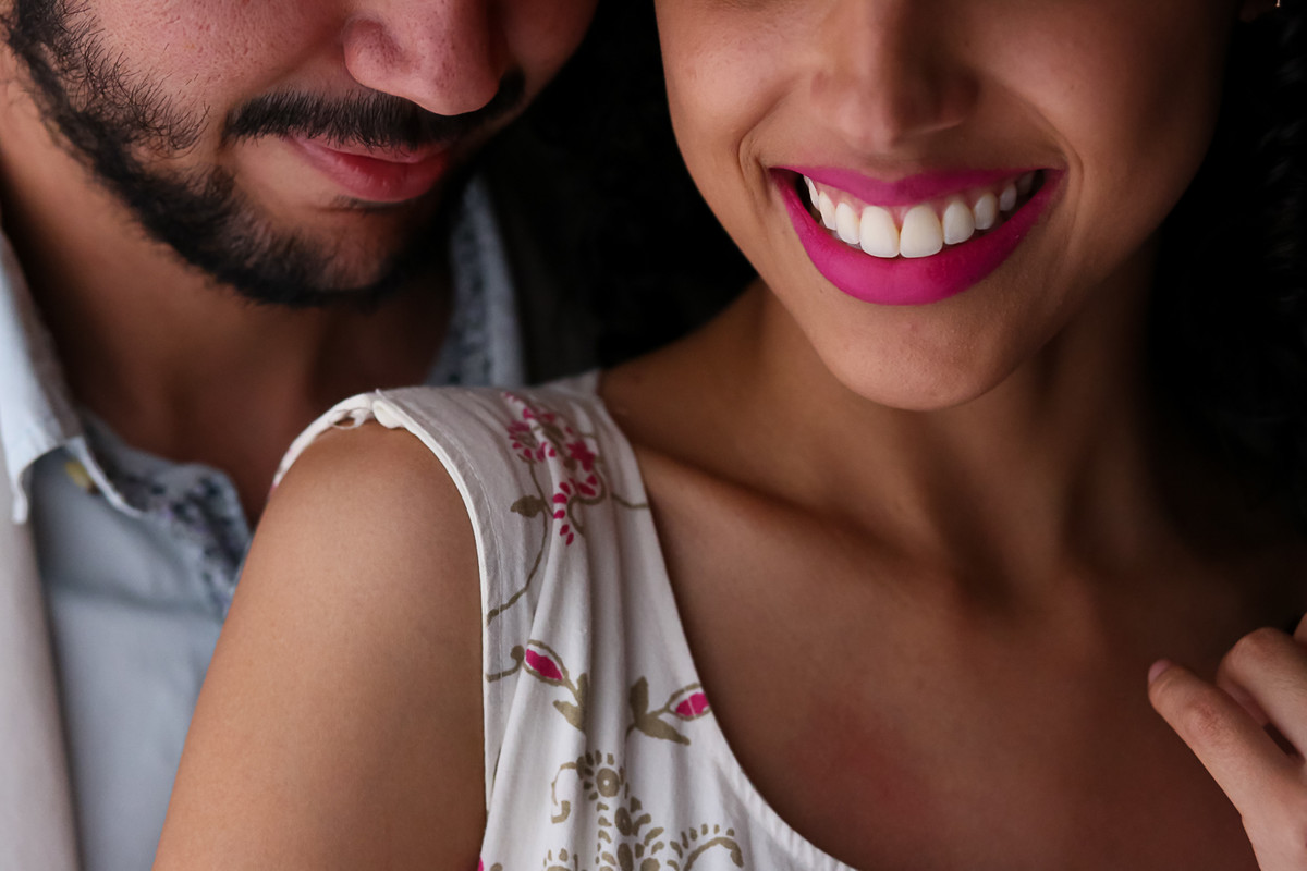 foto do casal, com um lindo sorriso e linda luz.