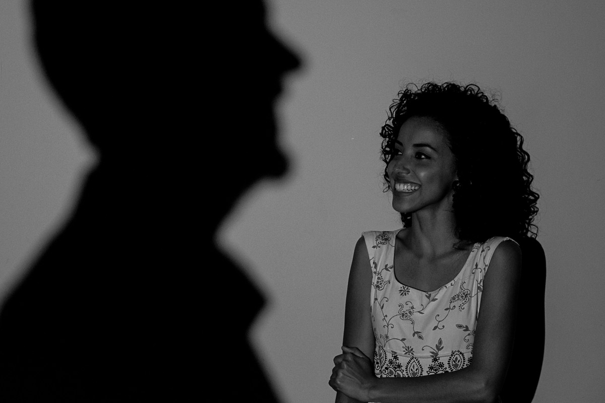 Retrato do casal muito criativo, uma silhueta e o outro bem iluminado.