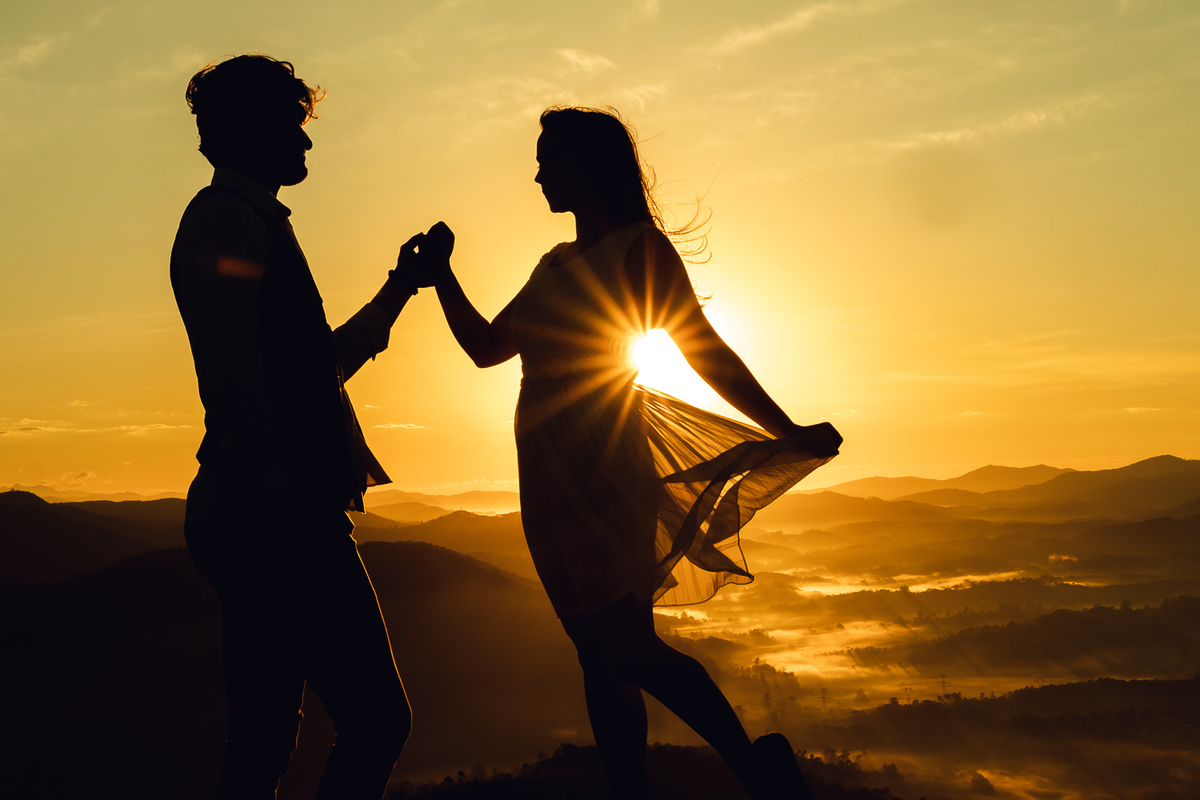 Fotos ao nascer do sol, pre wedding no por do sol. Silhueta no por do sol.