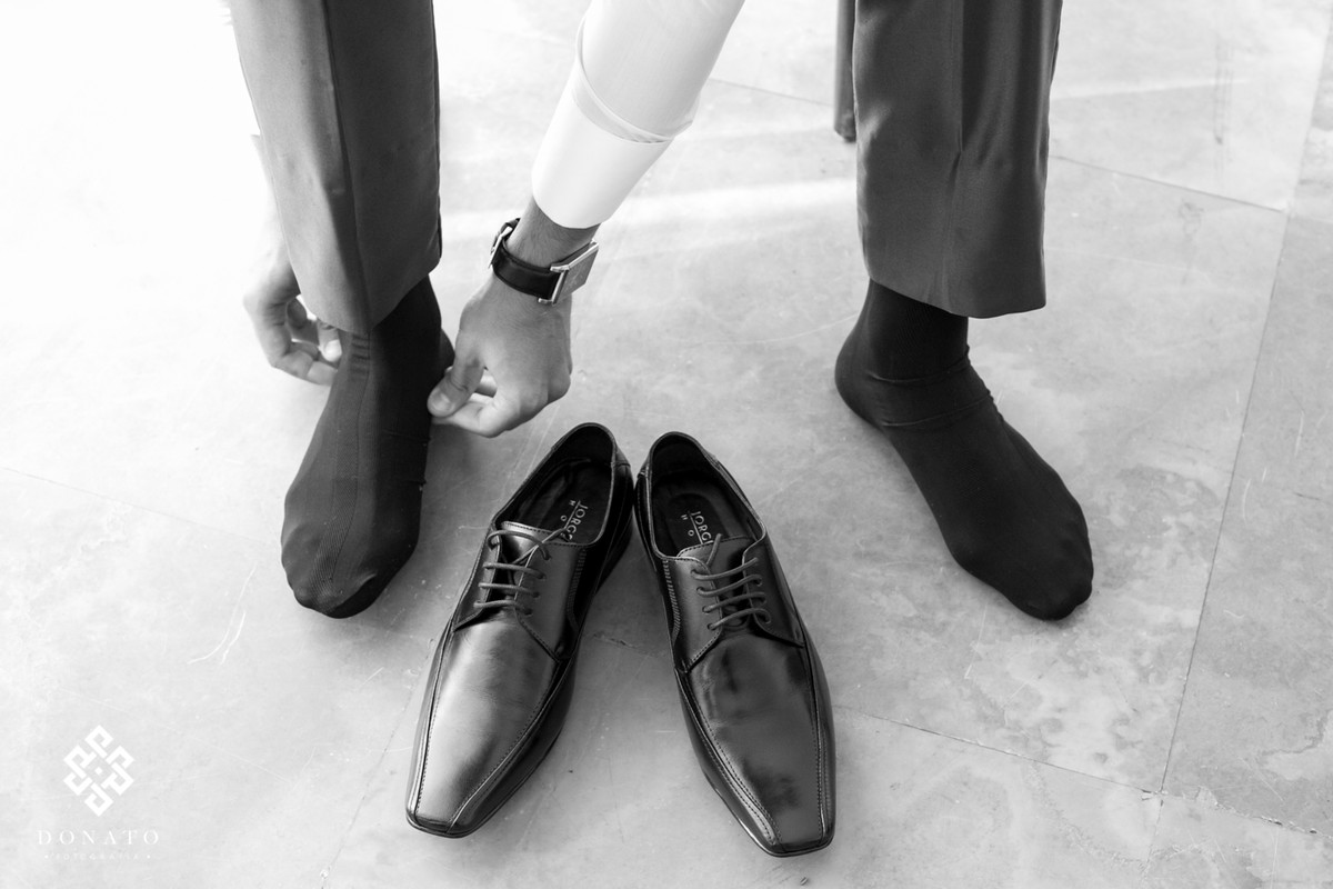 noivo coloca os sapatos no making.