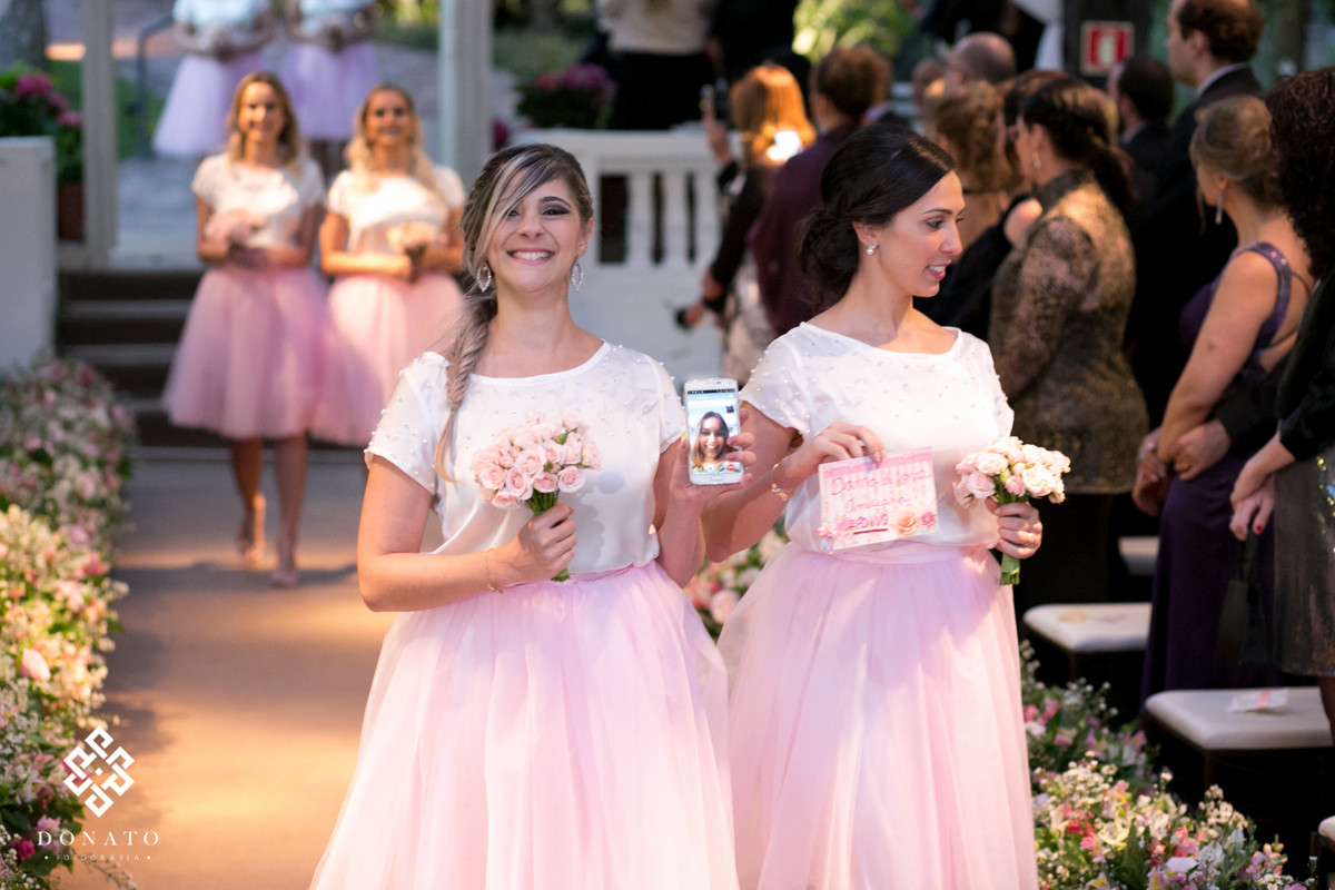 dama entra com o celular na mão, fazendo um live do casamento para a amiga que não pode vir e era madrinha.