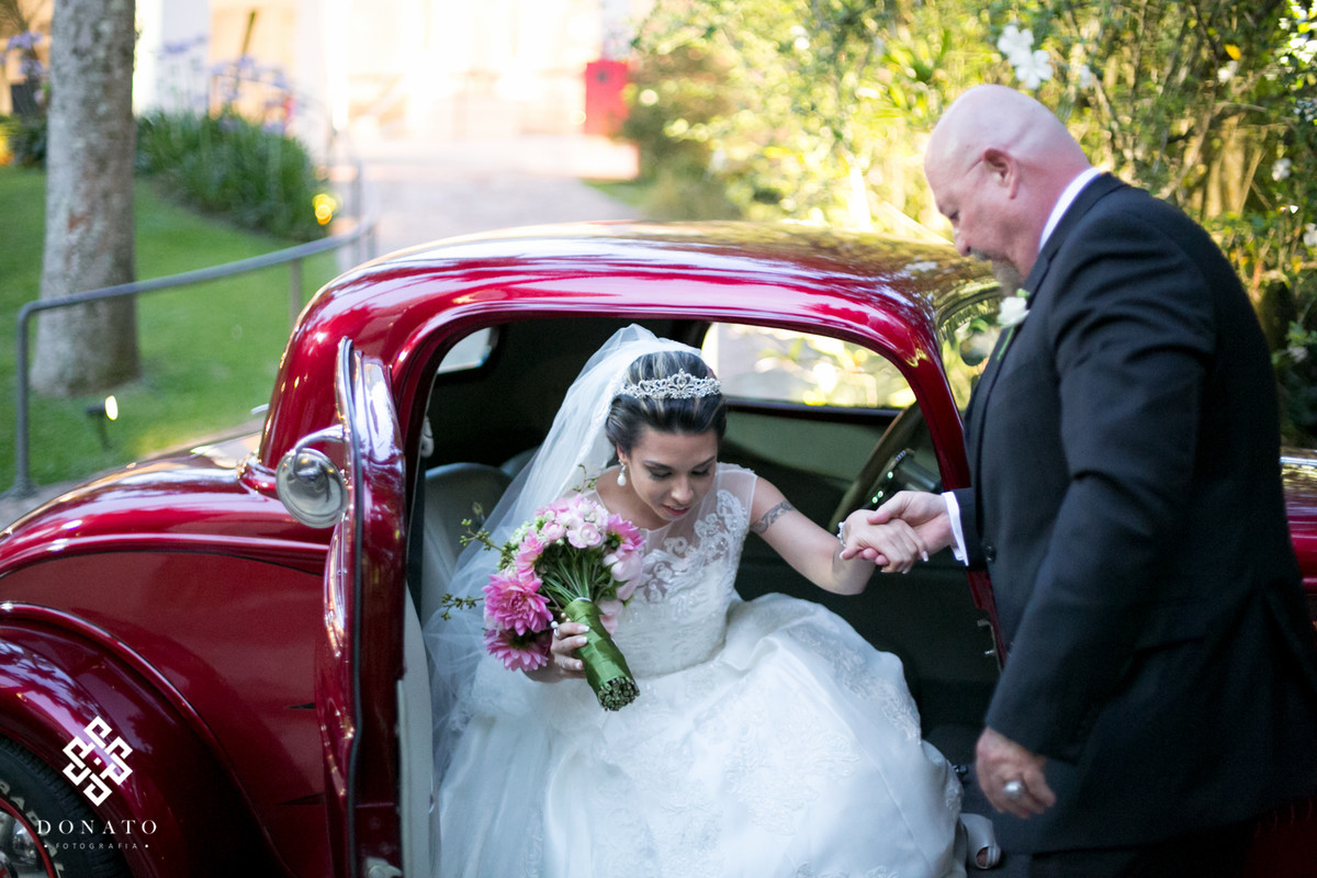 Pai tira a noiva do seu ford 32, carro lindo todo vermelho.