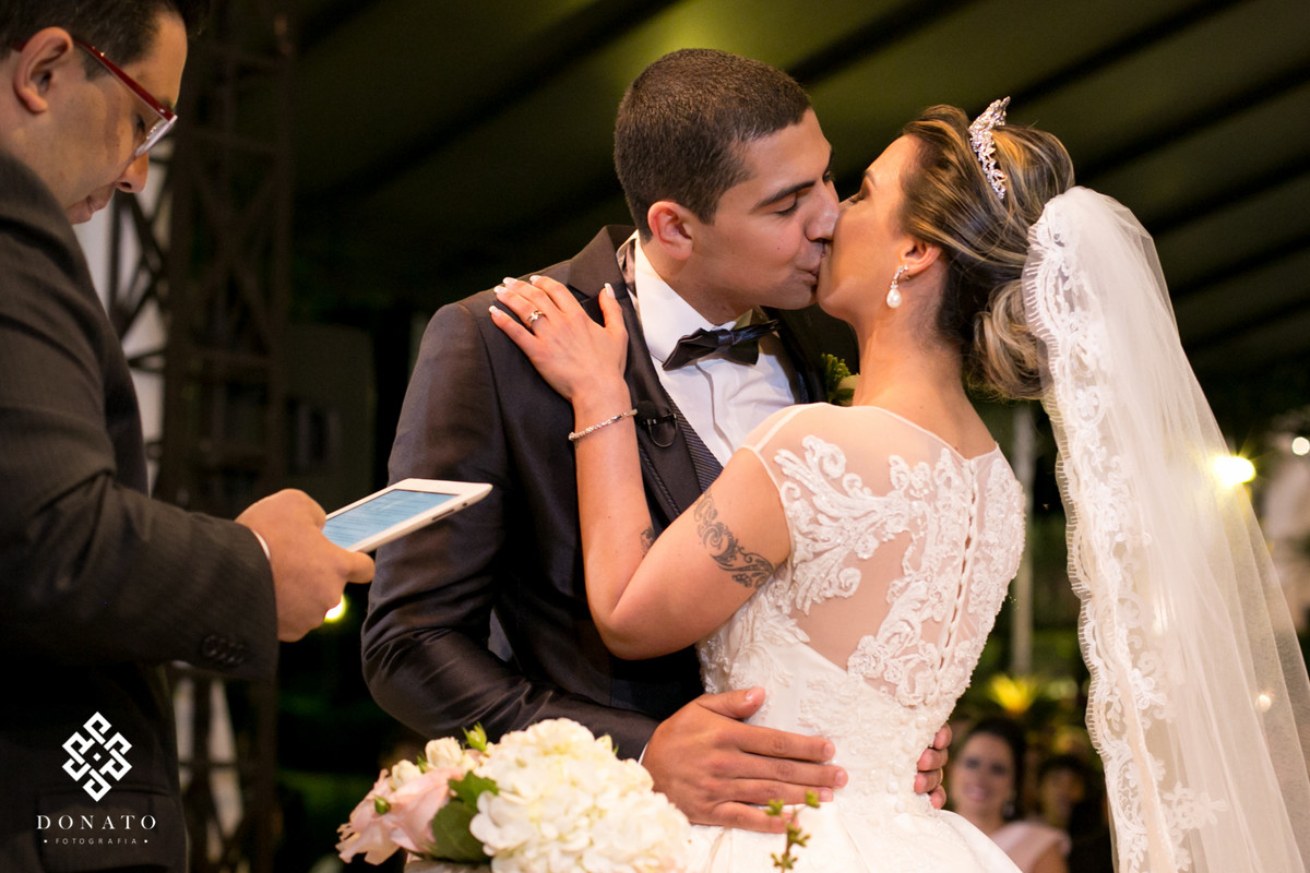 Noivos se beijam, ao final da cerimonia.