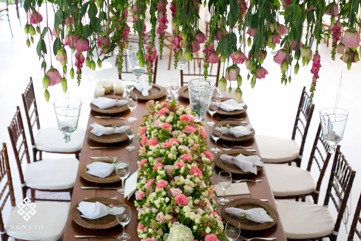 Detalhe da decoração da mesa comunitária, toda em cor rosa e com um jardim suspenso, tudo feito pela Concept Party.