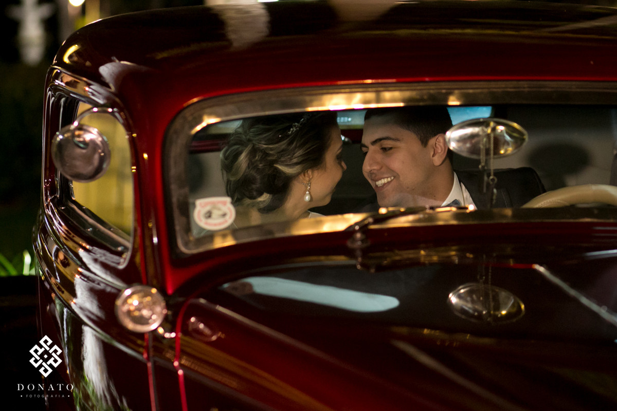 Noivos namoram dentro do Ford 32 no jardim da Fazenda 7 Lagoas.