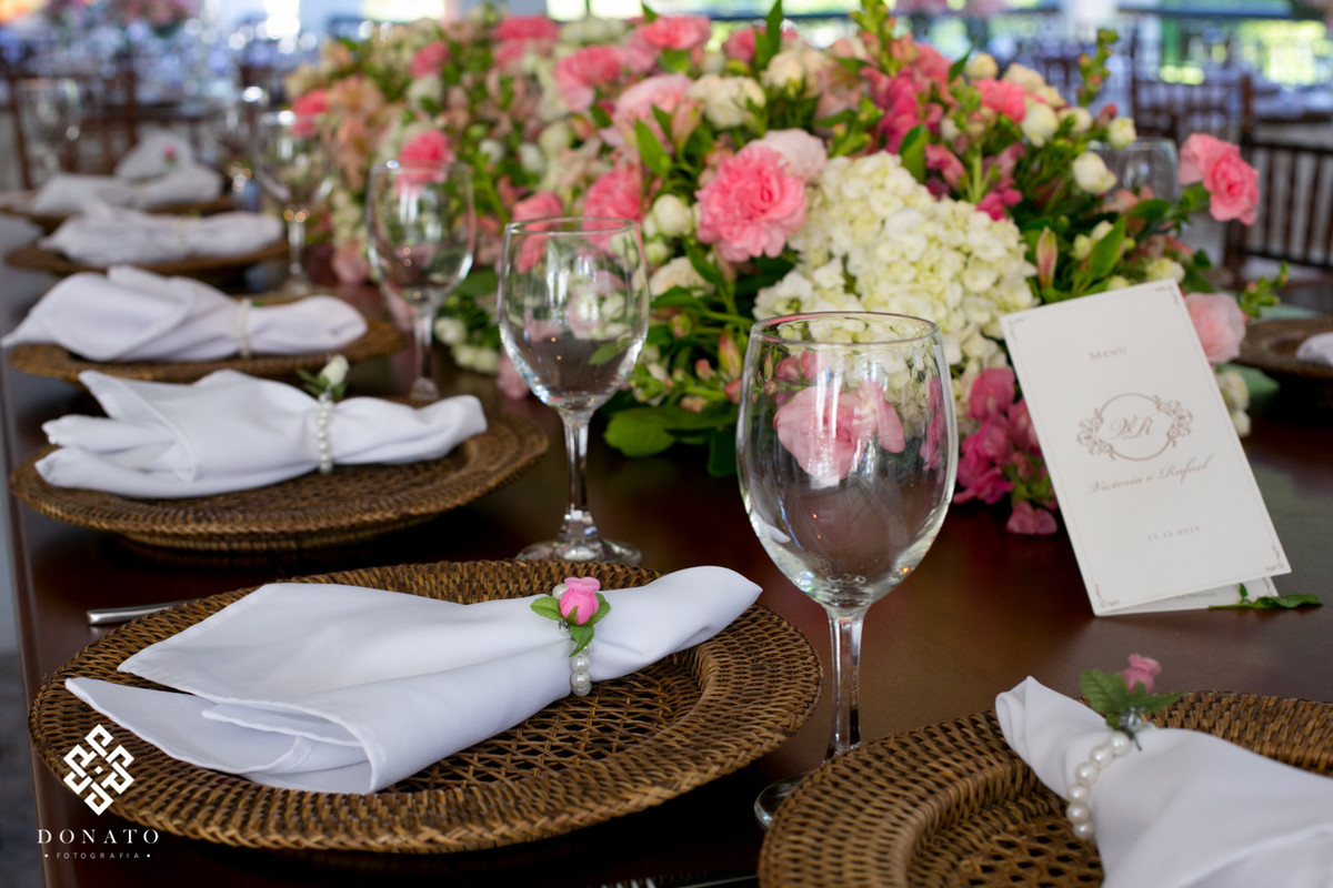Detalhe dos guardanapos e flores das mesas.