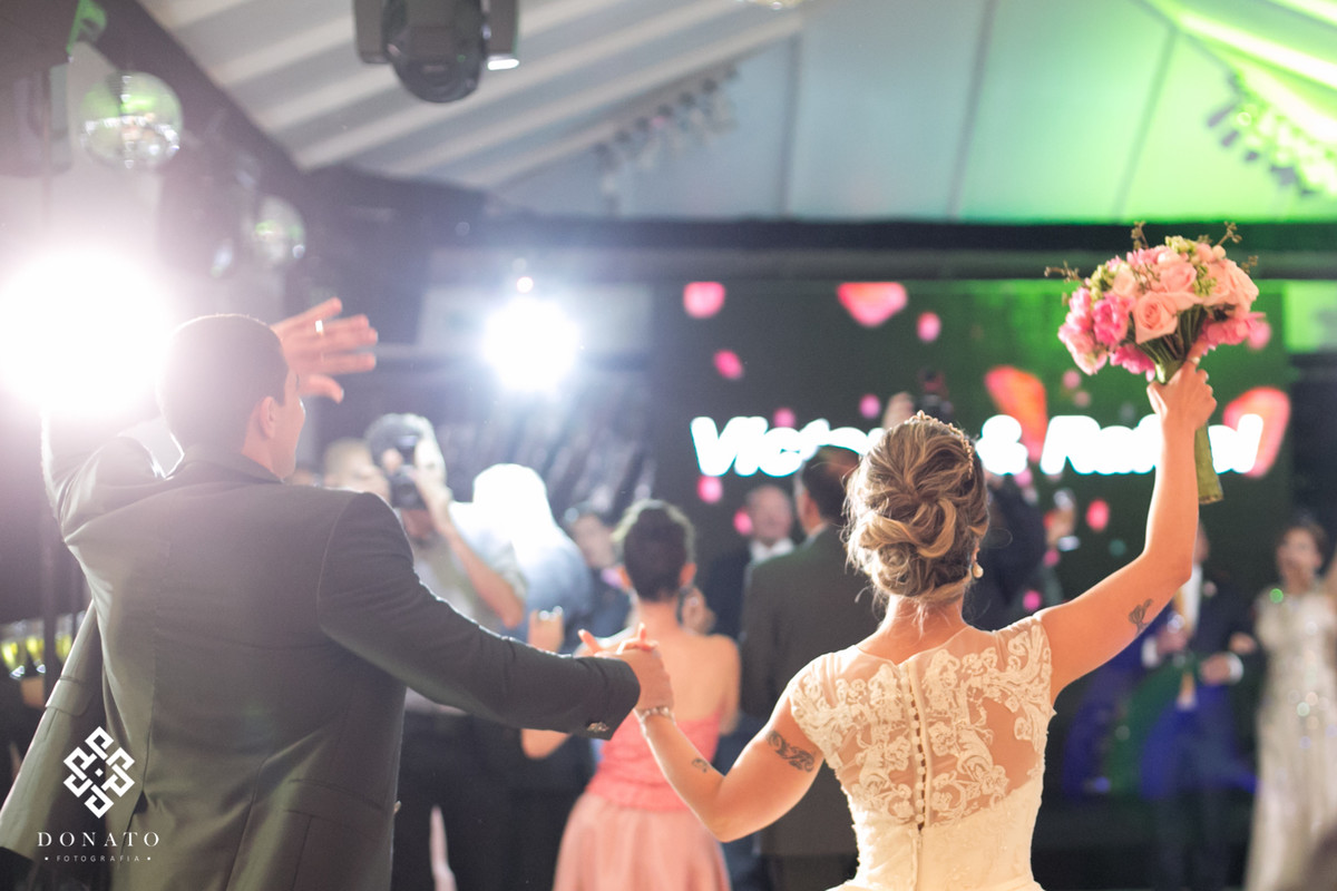 Noivos entram no salão da fazenda 7 lagoas, e são aplaudido de pé por todos.