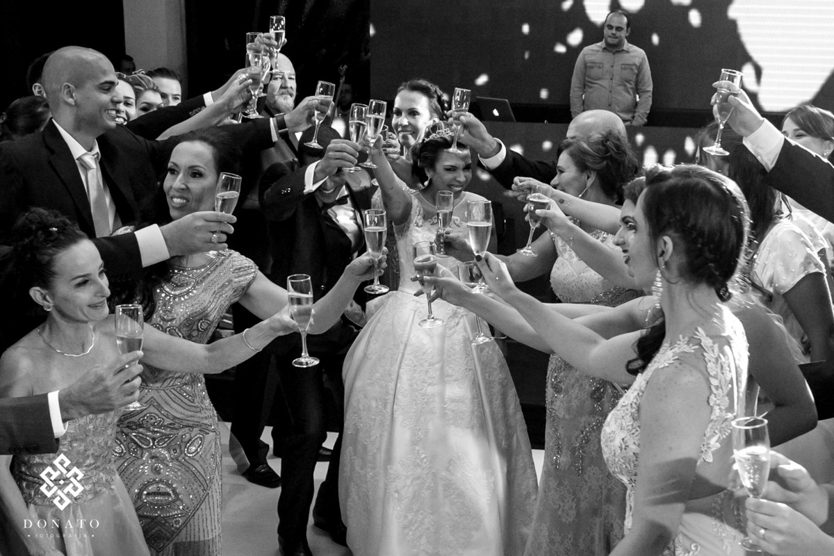 Noivos brindam com seus pais e padrinhos na pista de dança ao são da DJ da Fazenda.