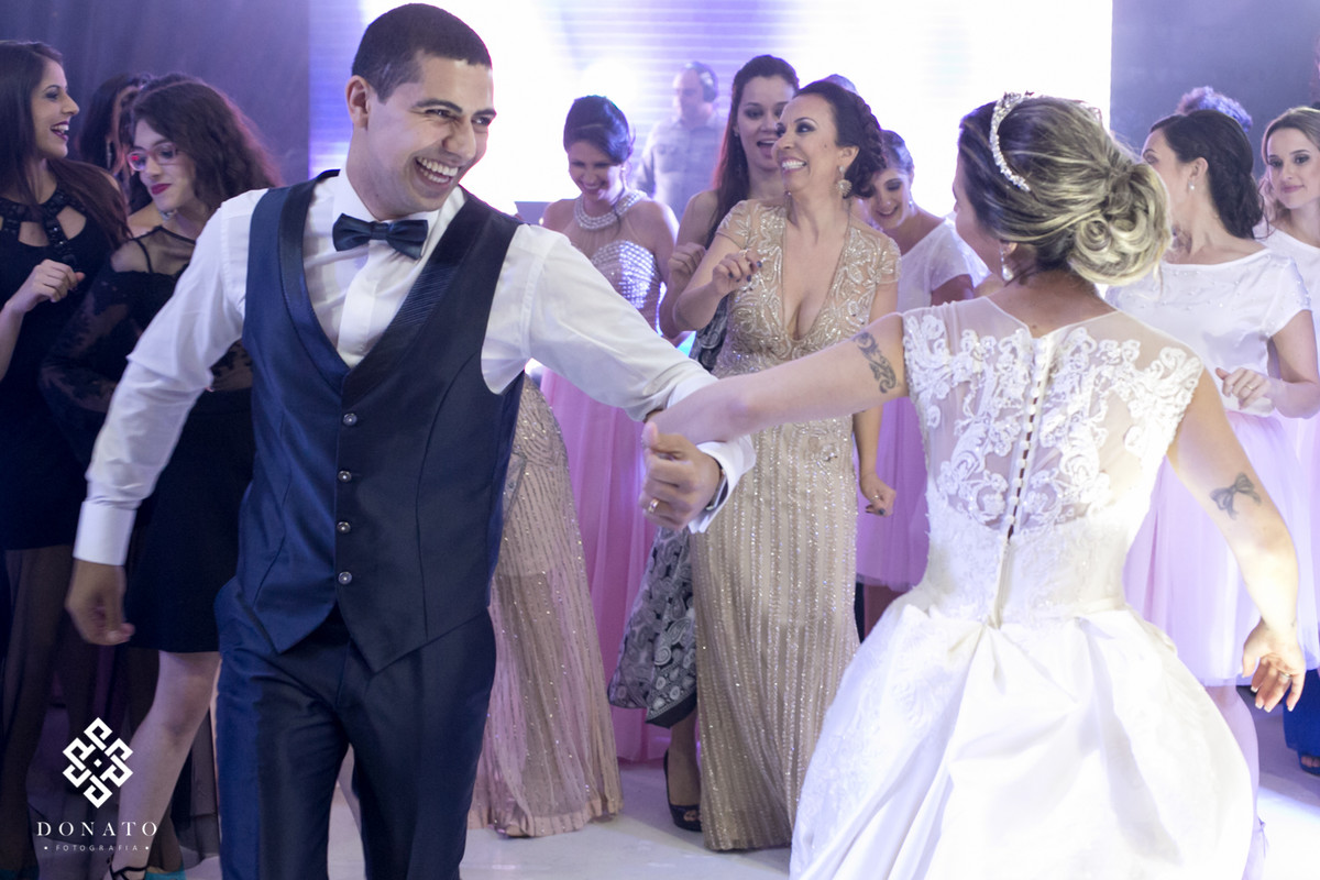 Noivos se divertem na pista.