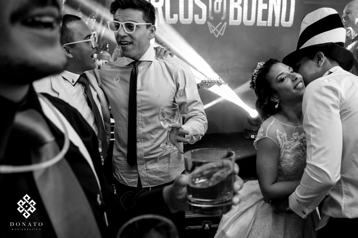 Noivos dançam ao som da banda Marcos e Bueno.