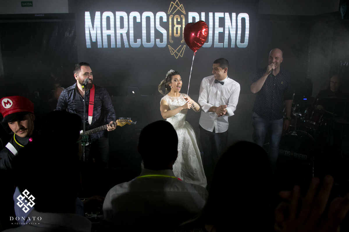 Noivos no palco com a dupla Marcos e Bueno.