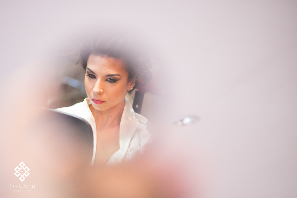 Retrato da noiva refletido no espelho, a noiva eta pensativa.