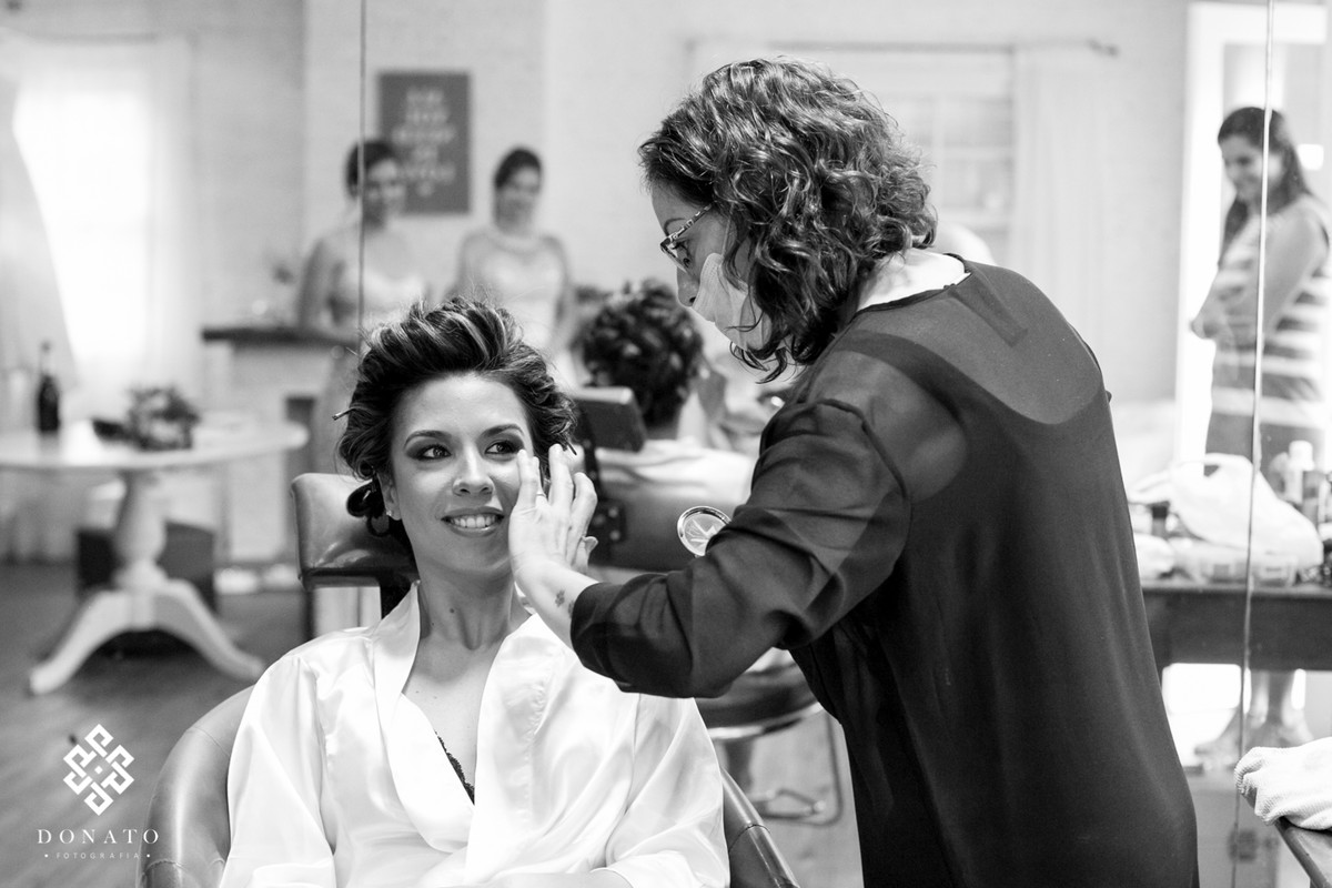 Maquiadora esta preparando a makiagem da noiva para casamento.