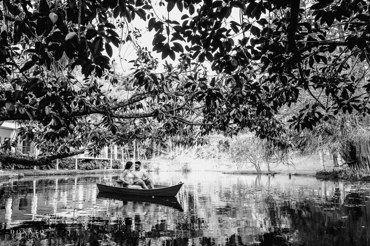 Foto de gestante realizado com barco no lago da fazenda 7 lagoas.
