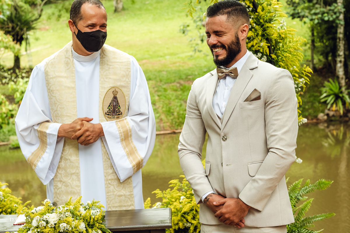 Casamento espaço natureza, cerimonia ao ar livre.Noivo espera noiva.
