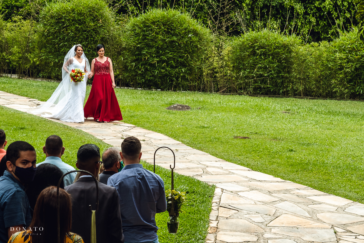 Casamento espaço natureza, cerimonia ao ar livre. Entrada da noiva.