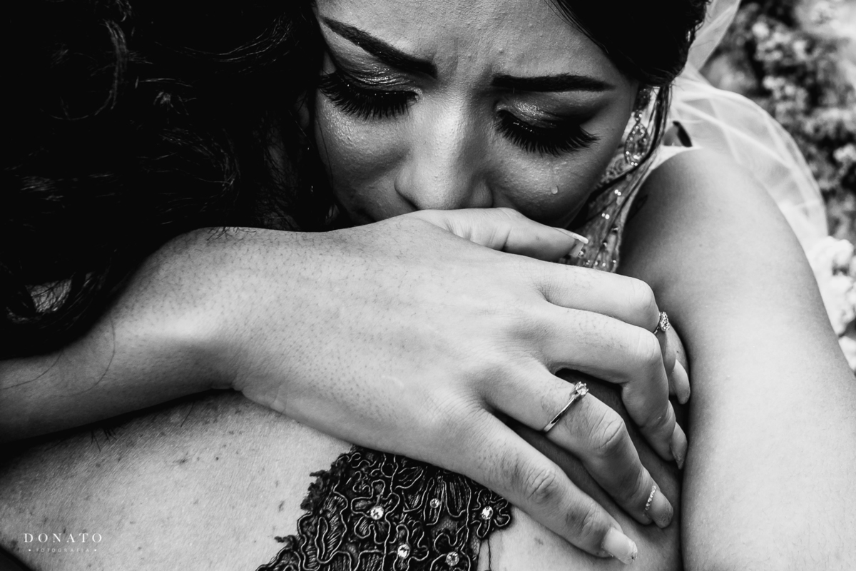 Casamento espaço natureza, cerimonia ao ar livre. Noiva chora ao abraçar a mae.