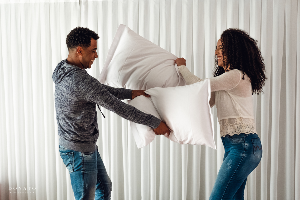 Ensaio de casal dentro de casa, fotos românticas, guerra de travesseiro.