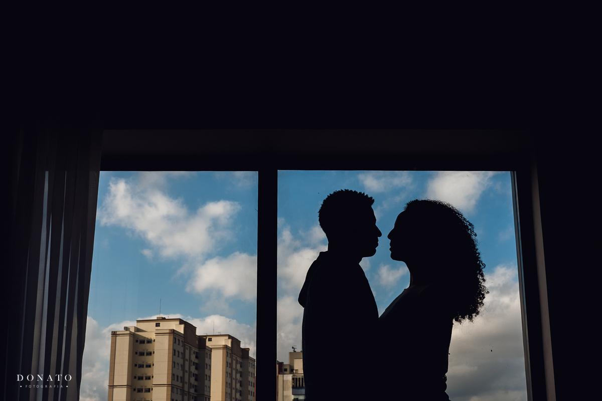 Ensaio de casal dentro de casa, fotos românticas, dentro do quarto.