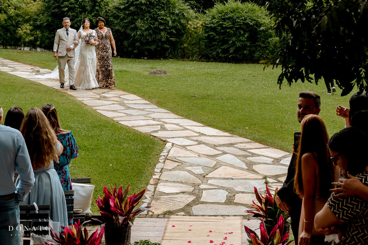 Entrada da noiva, Casamento Espaço Natureza com chuva, noivo se arrumando