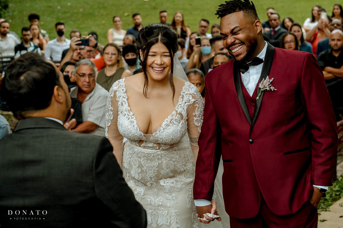 Noivos no altar, Casamento Espaço Natureza com chuva, noivo se arrumando