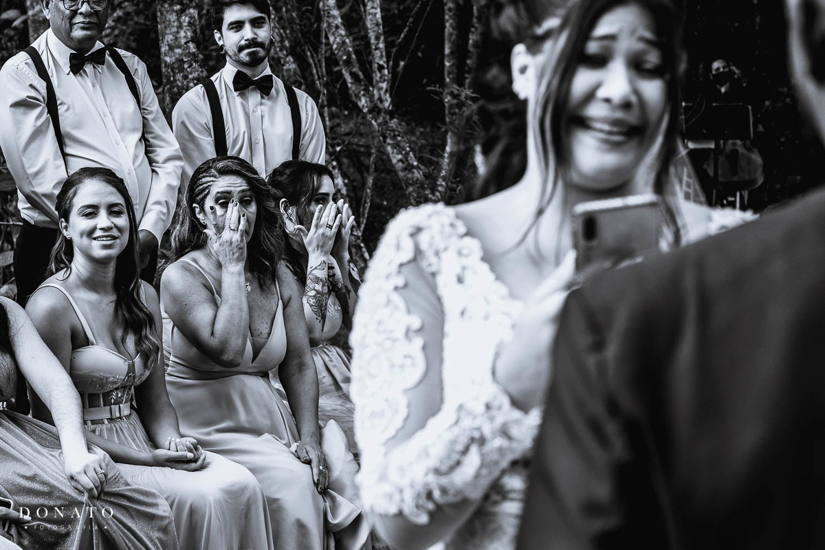 Noivos no altar, Casamento Espaço Natureza com chuva, noivo se arrumando