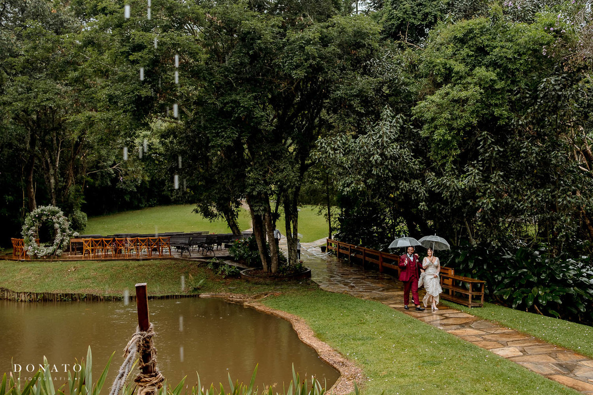 Dia de chuva, Casamento Espaço Natureza com chuva, noivo se arrumando