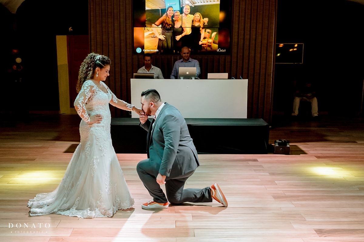 Espaço Italia, Noivos na festa, dançando.