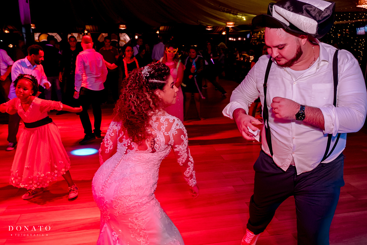 Espaço Italia, Noivos na festa, dançando.