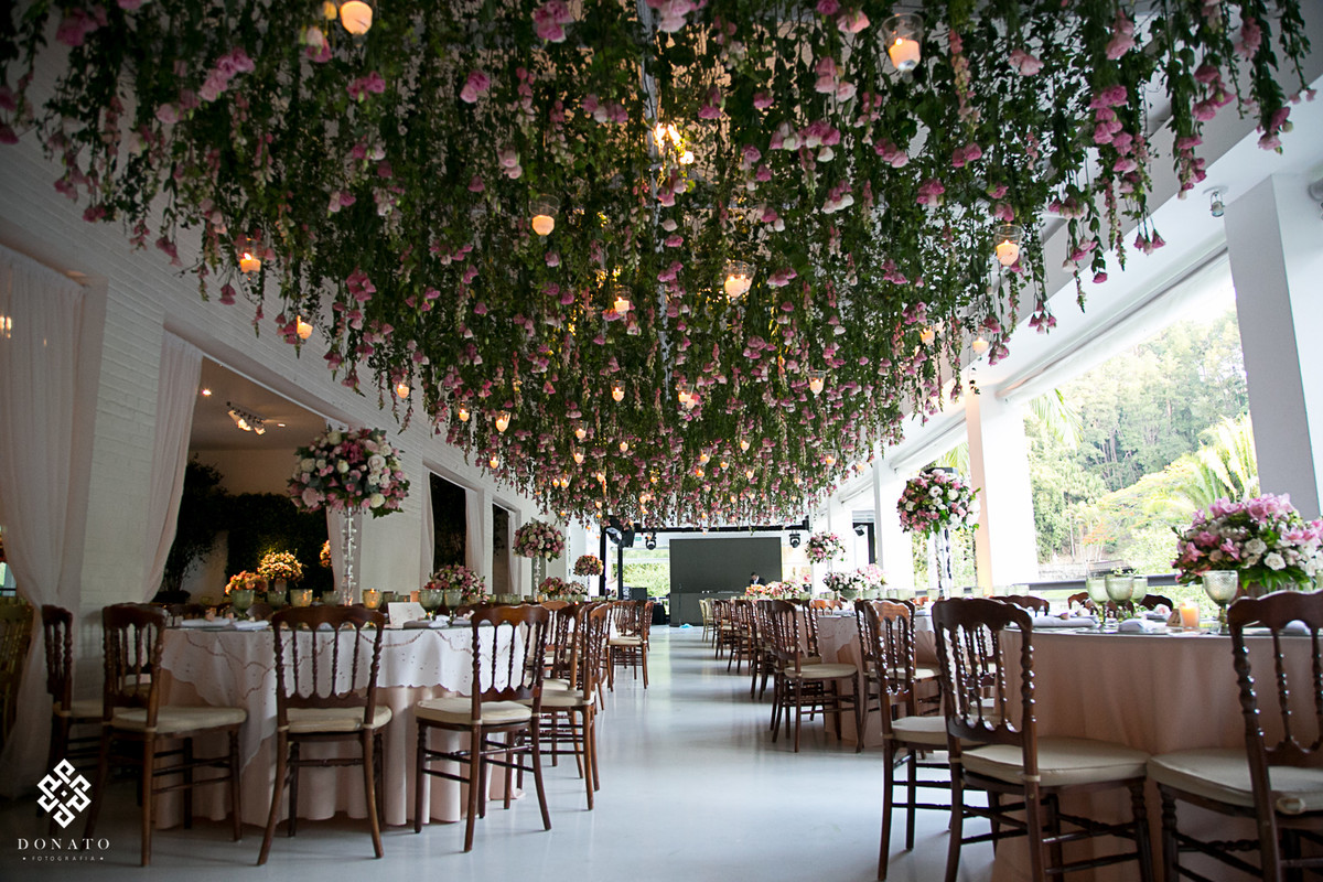 Detalhe do teto cheio de flores feito pela concepty party na fazenda 7 lagoas.