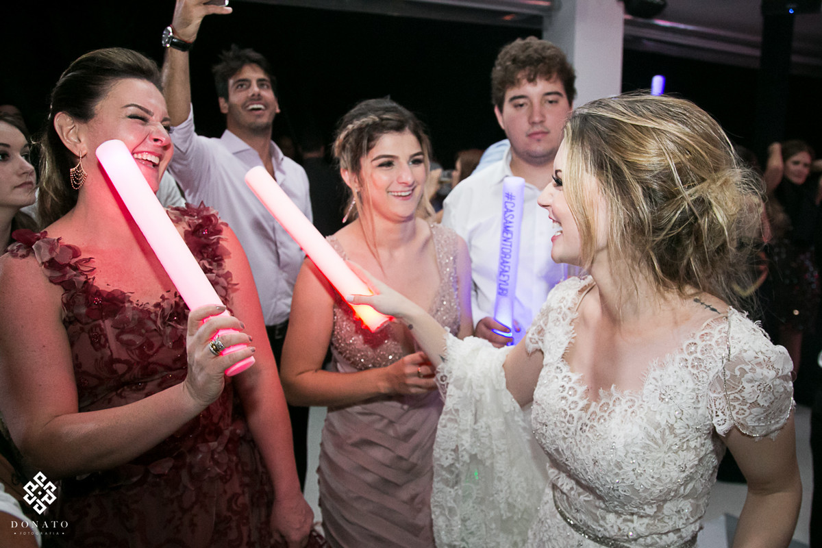 Noiva e sogra se divertem na pista de dança.