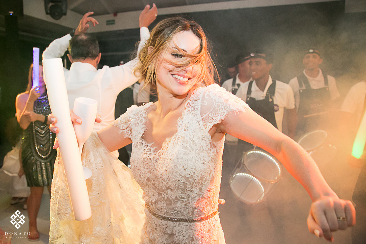 Noiva se acaba ao som do DJ da Fazenda 7 lagoas.
