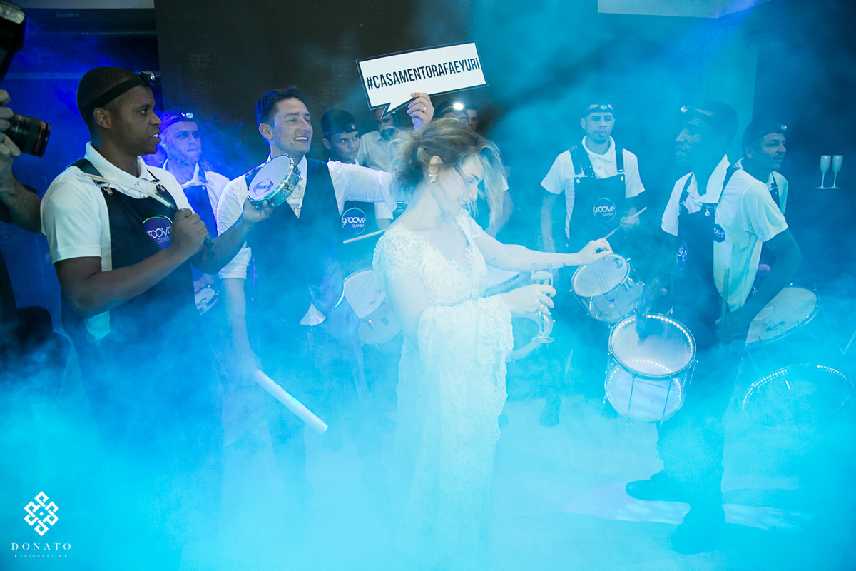 Escola de samba toda ao redor dos noivos.