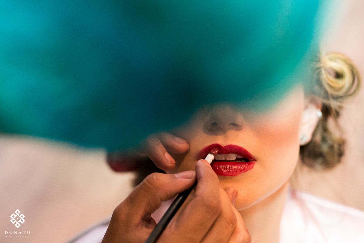 detalhe da boca da noiva no retoque do batom.