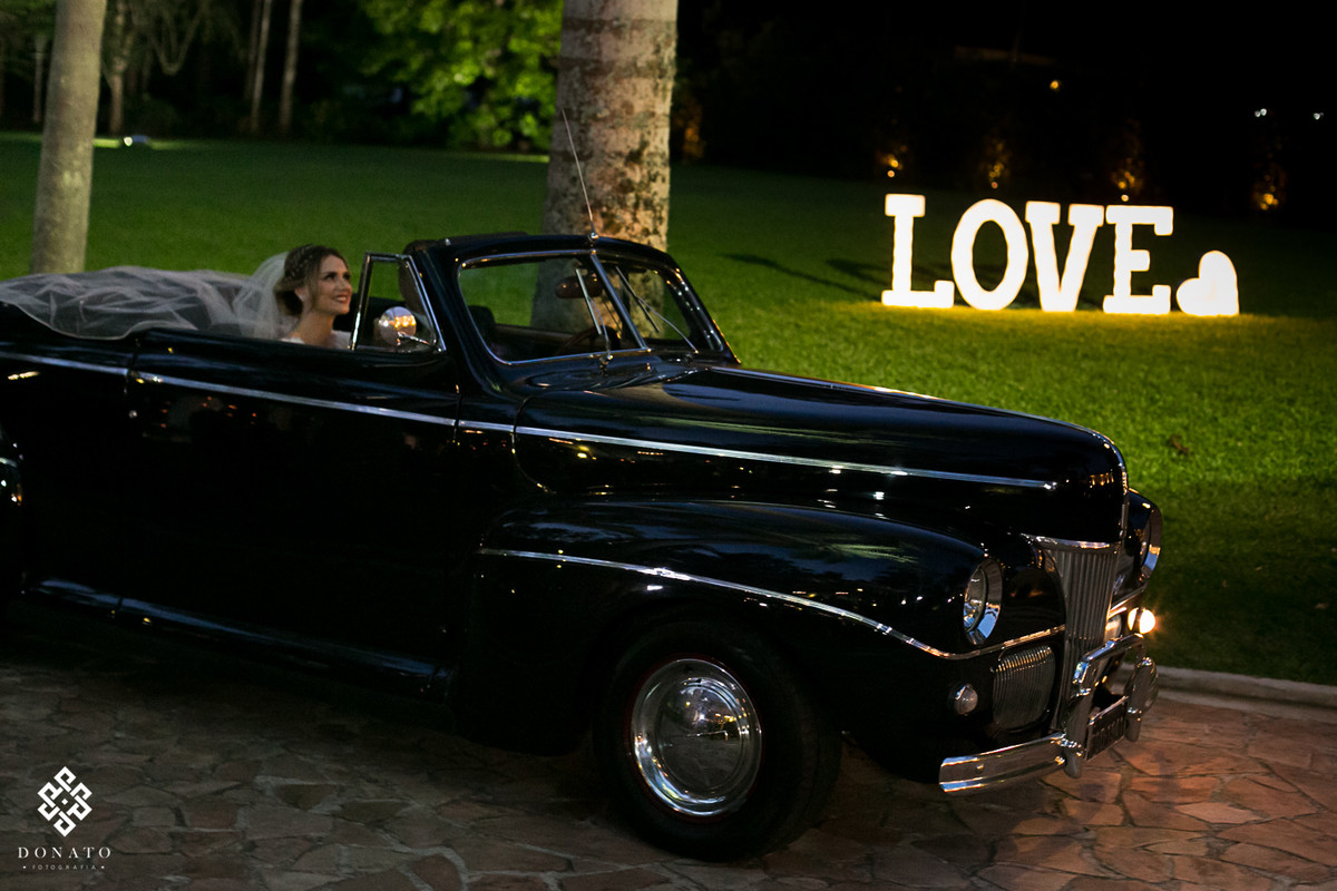Noiva entrando com carro converssivel antigo, entrada da fazenda 7 lagoas.
